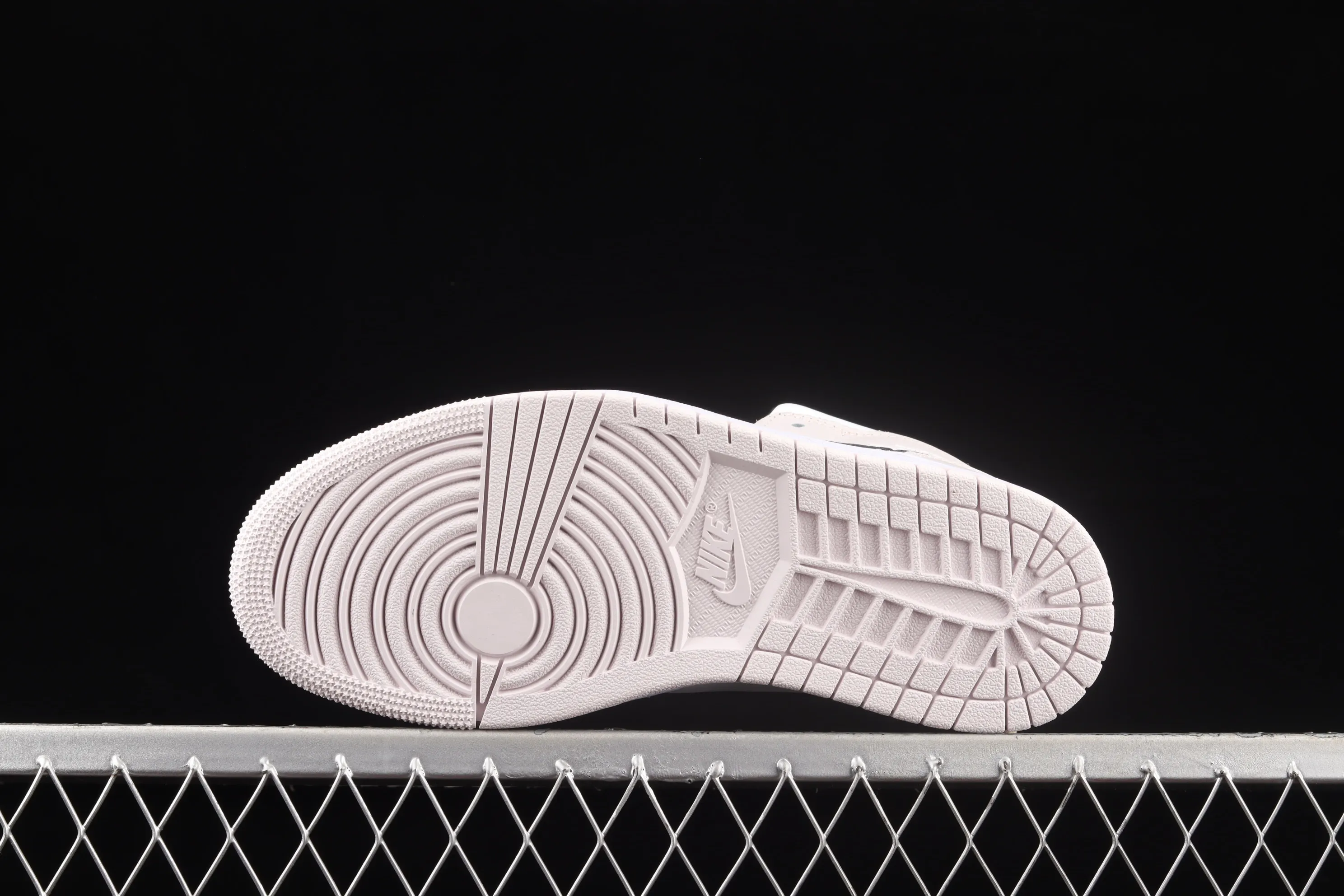 All categories Air Jordan Jordan series basketball shoes Air Jordan 1 Mid Different versions Air Jordan 1 Mid SE AJ1 Joe 1 white pink black hook Zhongbang basketball shoes BQ6472-500